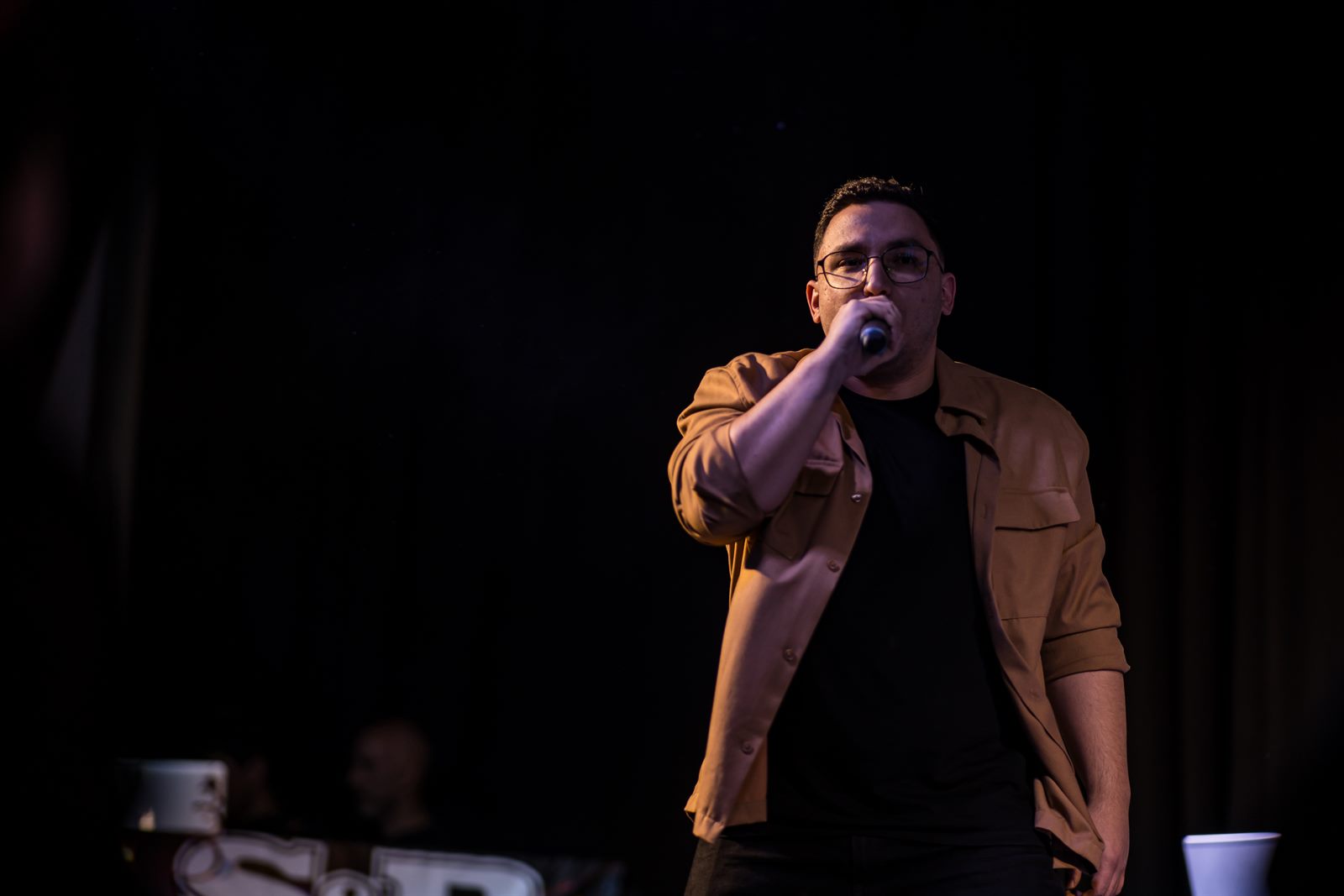 Lalo, cantante de Meraki Music, cantando en vivo en un evento