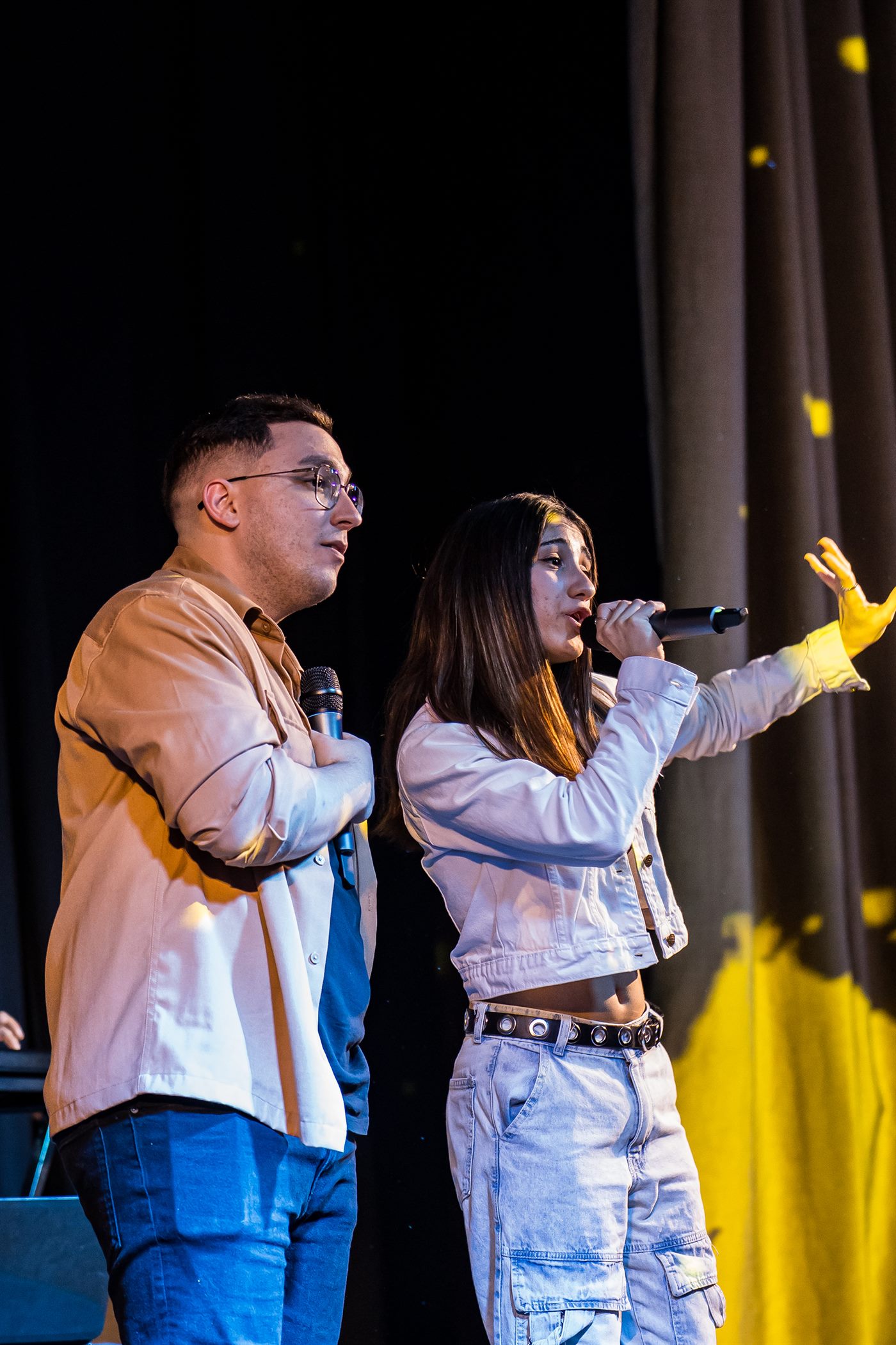 Lalo y Romi cantando con Meraki Music durante un show en vivo