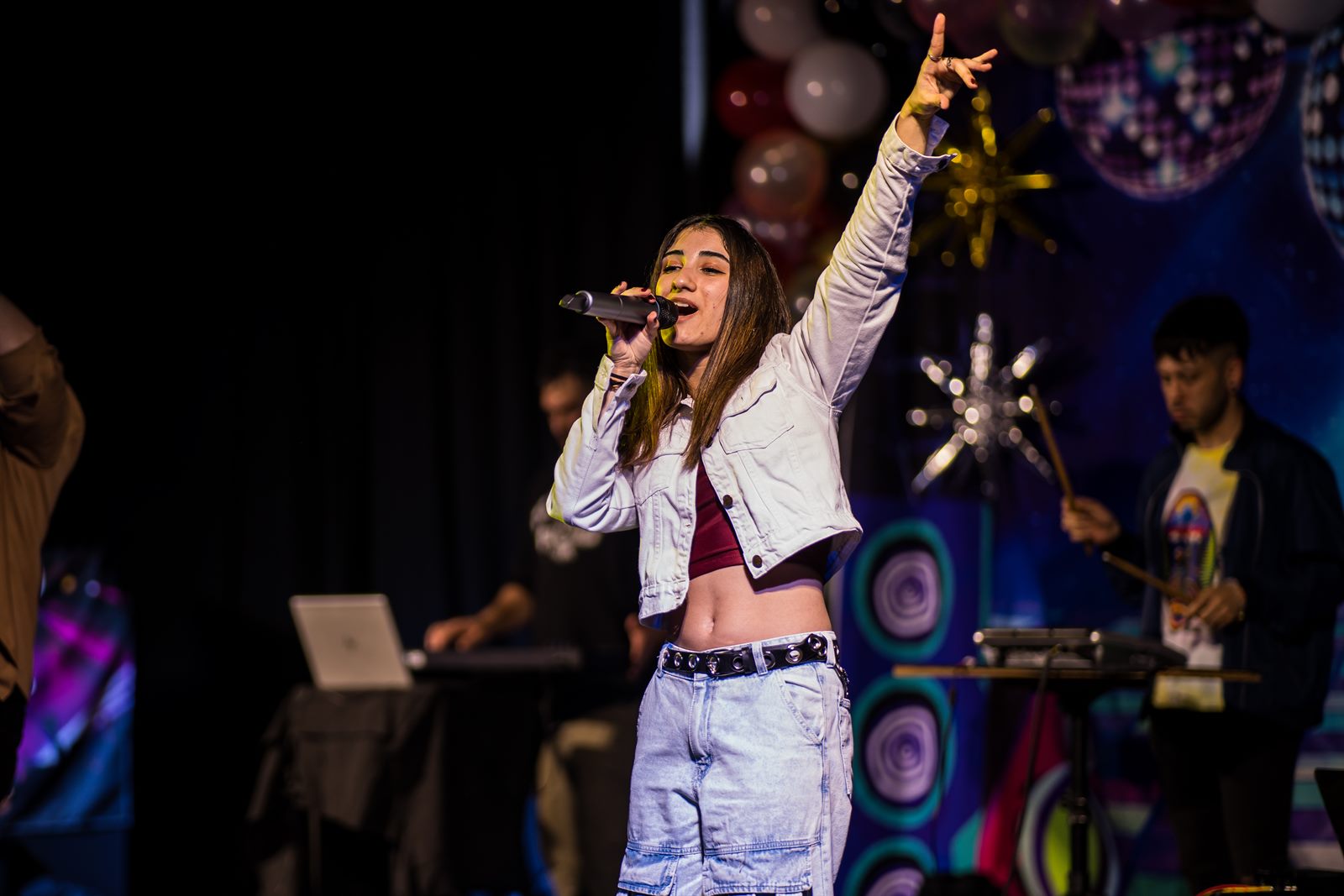 Romi, cantante de Meraki Music, durante un show en vivo