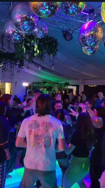 Show de Meraki Music en vivo con público bailando