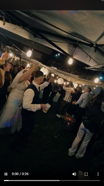 Público bailando en un casamiento con Meraki Music