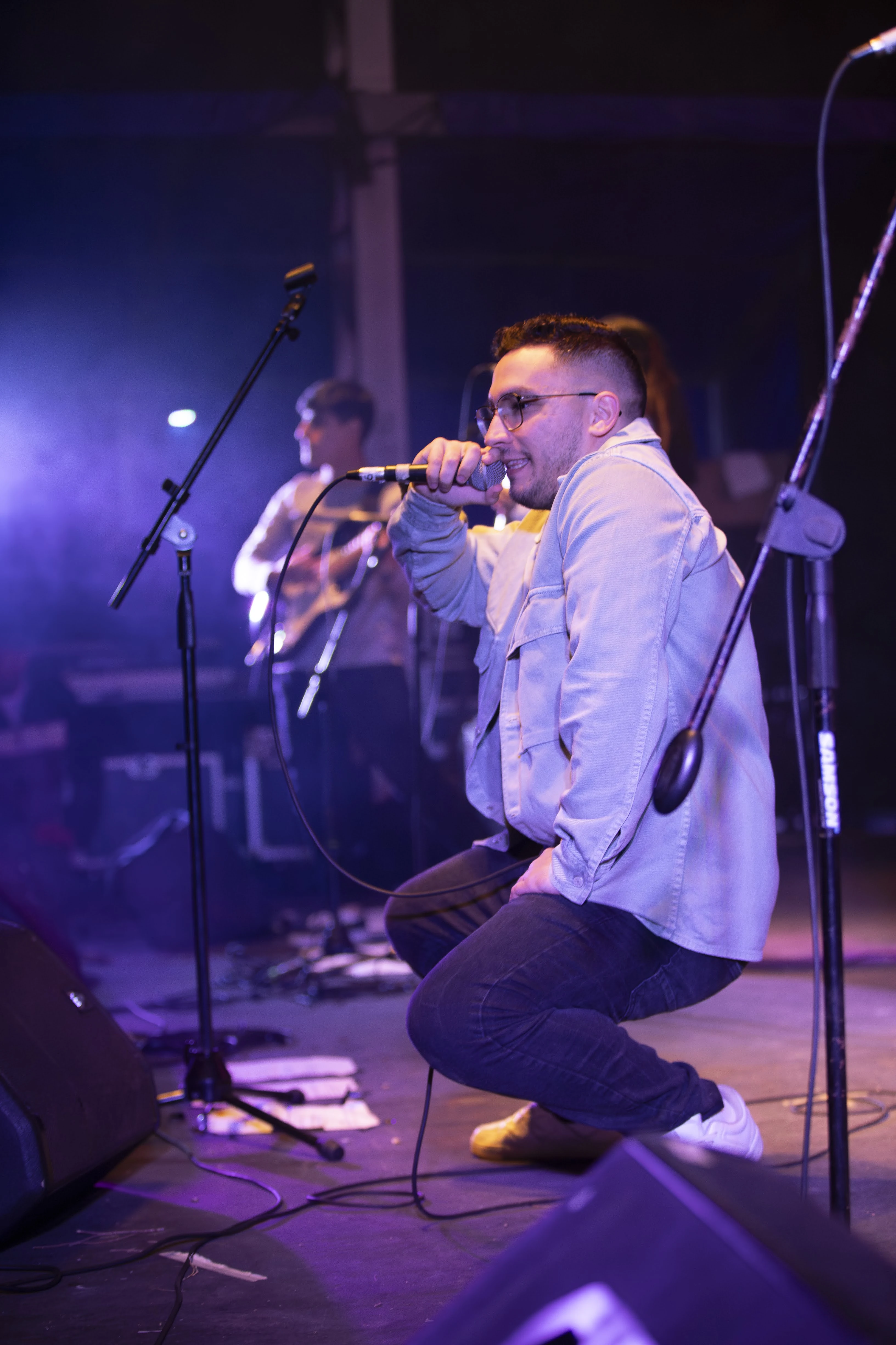 Cantante de Meraki Music animando al público durante un show en vivo en Uruguay