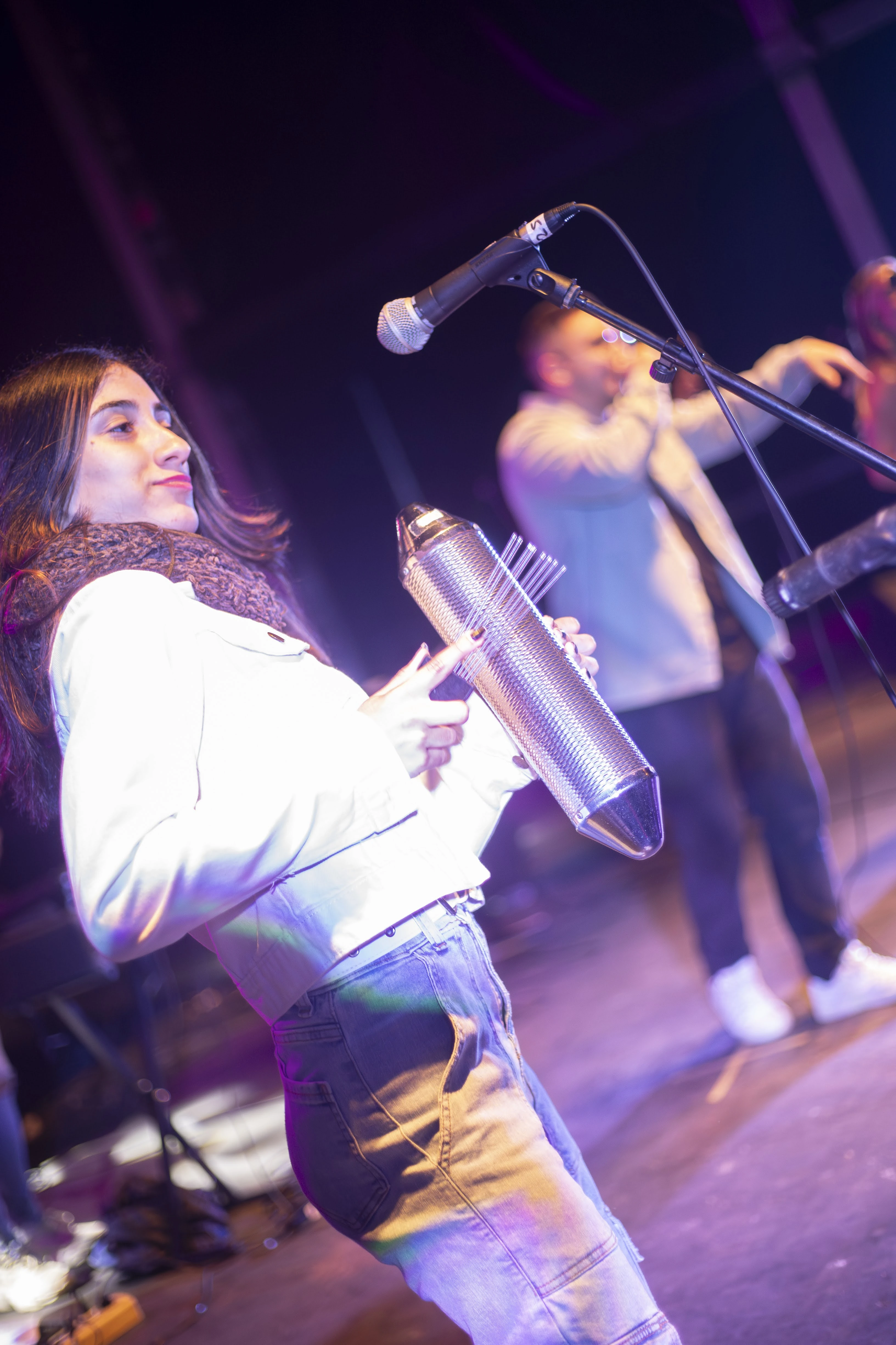 Músicos de Meraki Music en plena actuación con partituras durante un evento